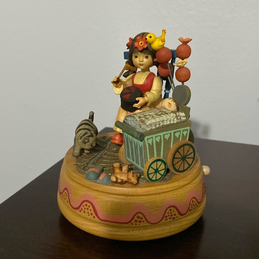 ANTIQUE ANRI MUSIC BOX